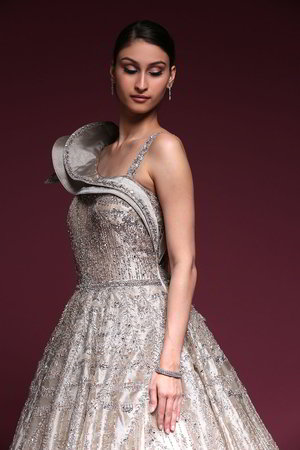 Золотое платье / костюм, украшенное вышивкой