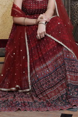 Красное платье / костюм из крепа без рукавов