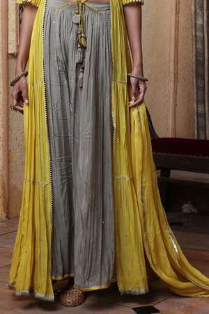 Серый индийский женский свадебный костюм лехенга (ленга) чоли из креп-шёлка без рукавов, украшенный вышивкой