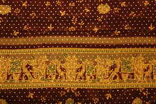 Бордовое индийское сари из шифона, украшенное печатным орнаментом и пайетками
