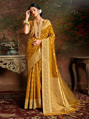 Золотистое индийское сари с бахромой, украшенное вышивкой люрексом